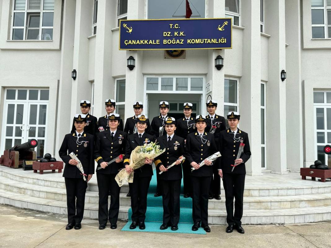 İlk kadın amirali Gökçen Fırat Deniz Harp Okulu öğrencileriyle TCG Nusret'te buluştu 6